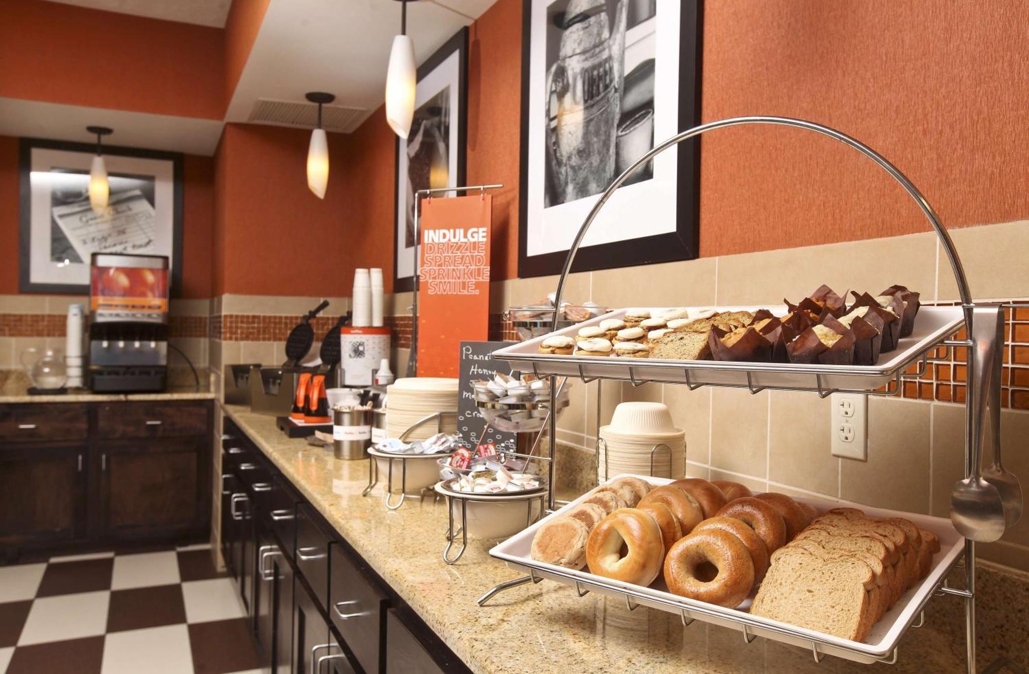 Hampton Inn & Suites Fargo Medical Center エクステリア 写真