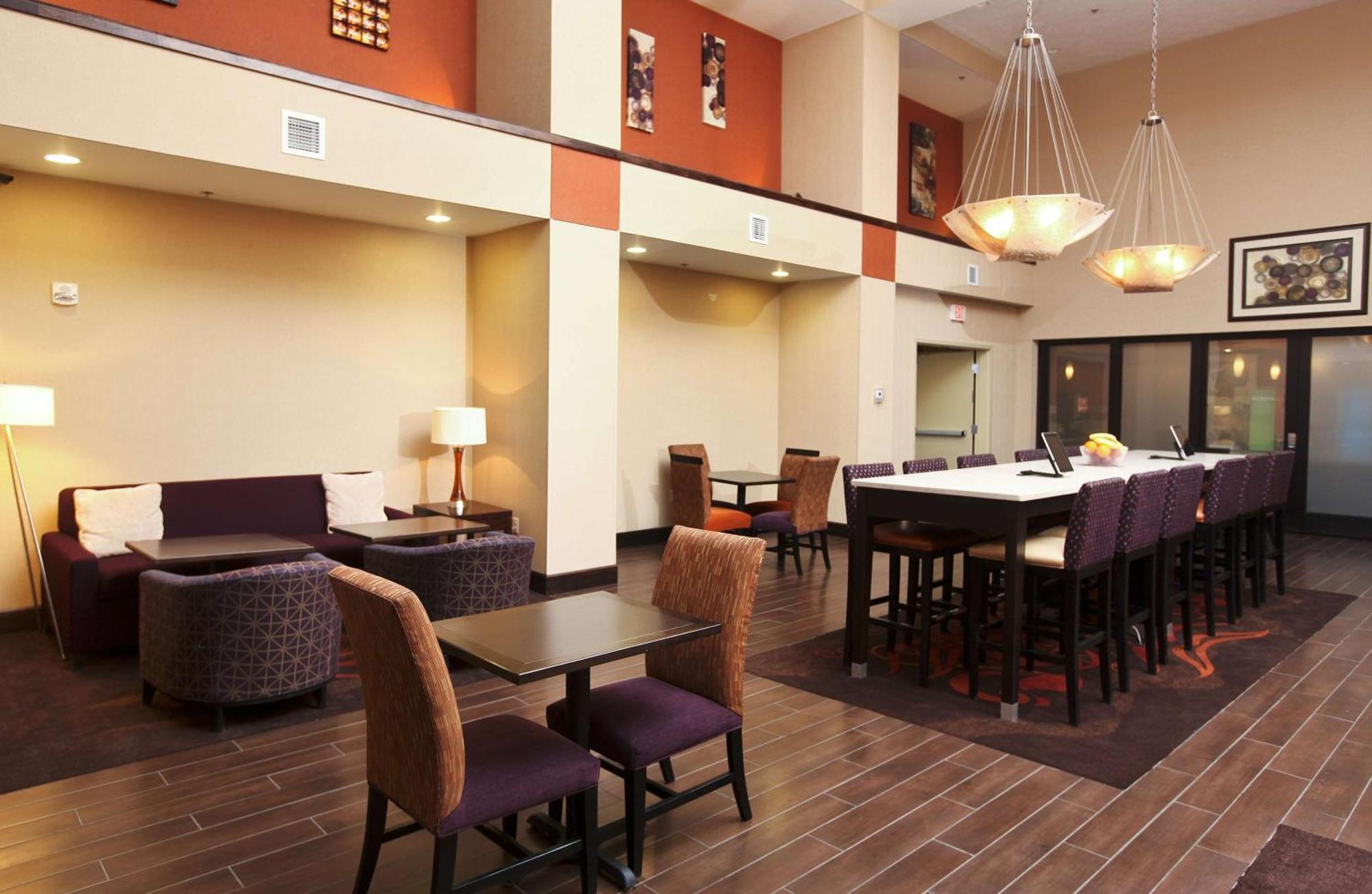 Hampton Inn & Suites Fargo Medical Center エクステリア 写真
