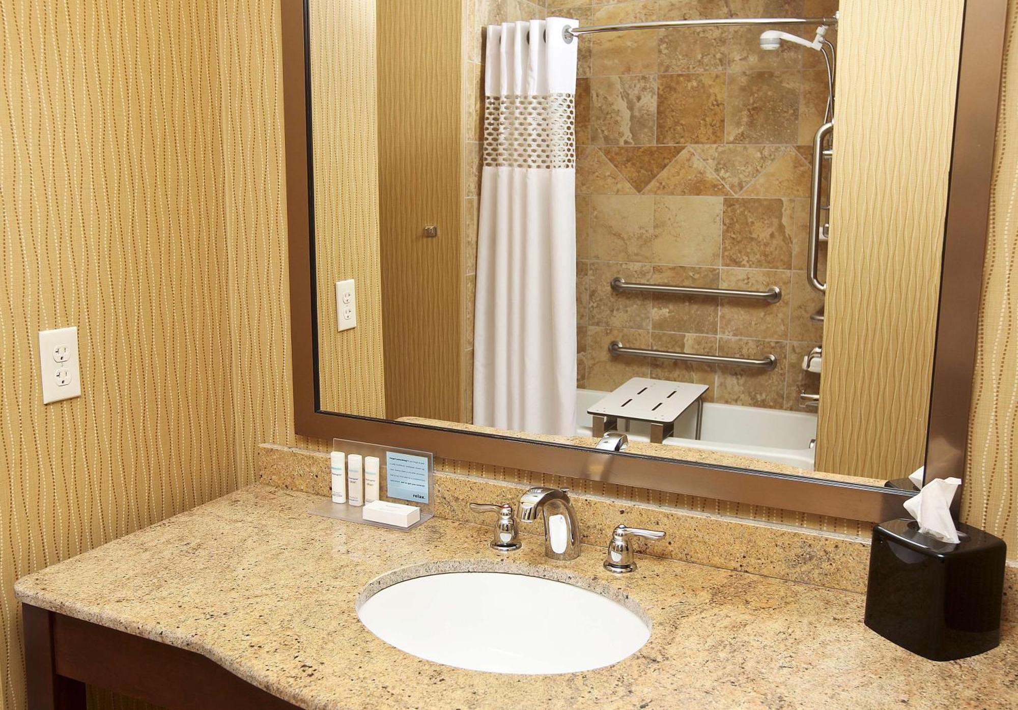 Hampton Inn & Suites Fargo Medical Center エクステリア 写真